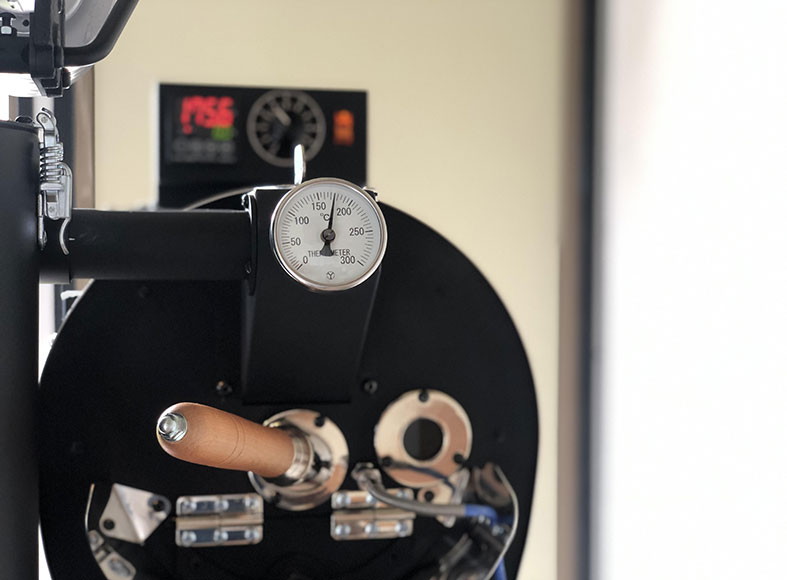 珈琲をひいている画像