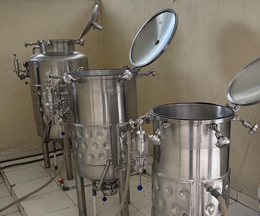 ステンレスタンクによるウェットファーメンテーションを行うシマレン農園